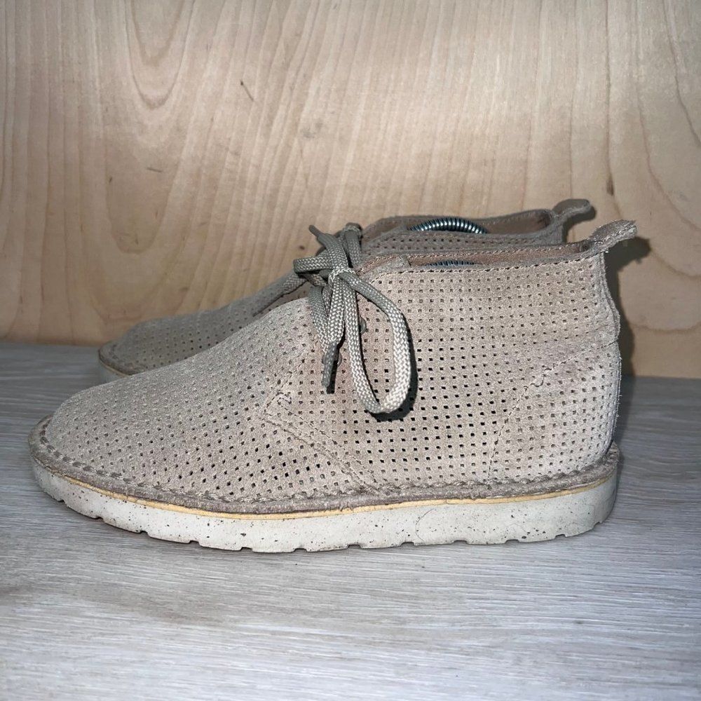 Clarks Originals Perforated Chukka Boots Beige Women's 6.5‎